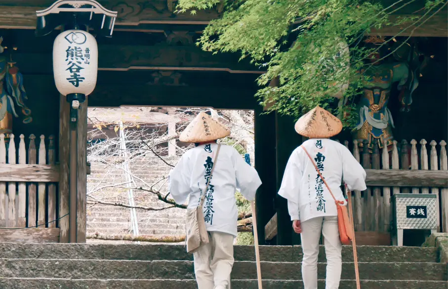 寺の石段を登る二人の様子