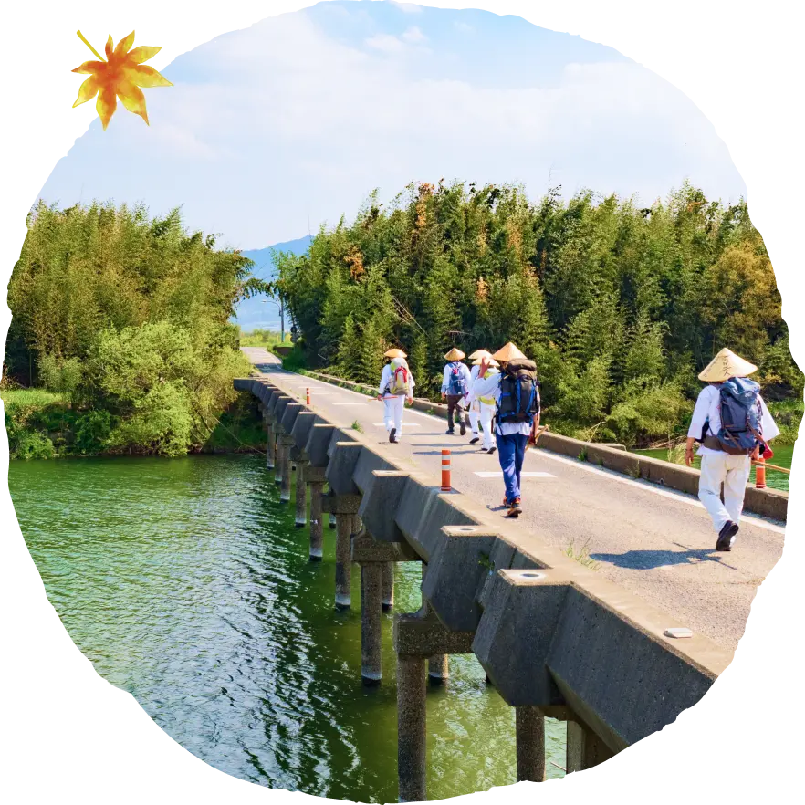 橋を渡る人の様子