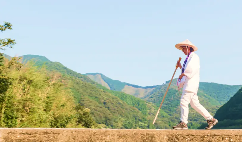 お遍路巡りをする人の画像