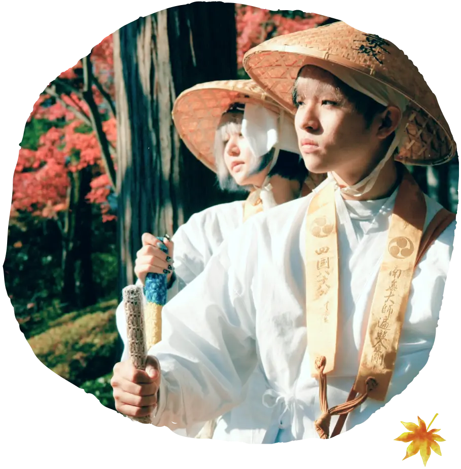 白衣を着てお遍路巡りをする様子