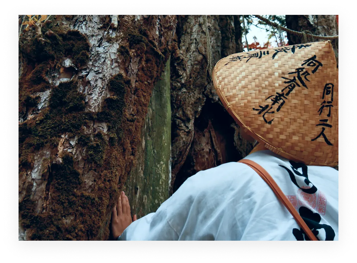 菅笠を被りお遍路巡りをする人