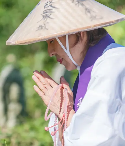 白衣を着て手を合わせる人