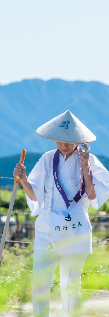 お遍路巡りをする人