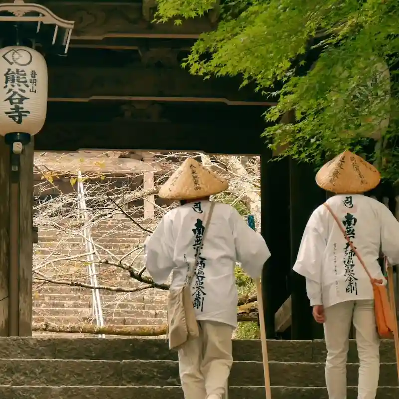 寺の階段を登る姿